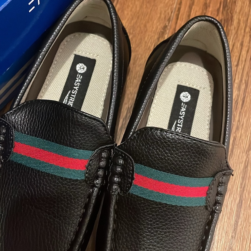 Boys. DRESS SHOE SIZE 1 .  EASY STRIDER- webbed stripe design .  Luxury look.